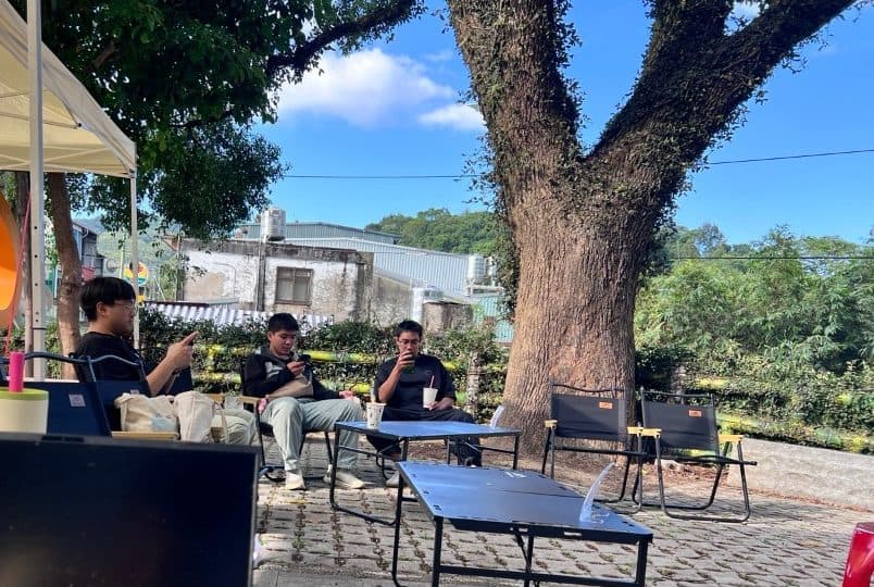 角板山戶外大樹旁的桌椅,有人坐下停留