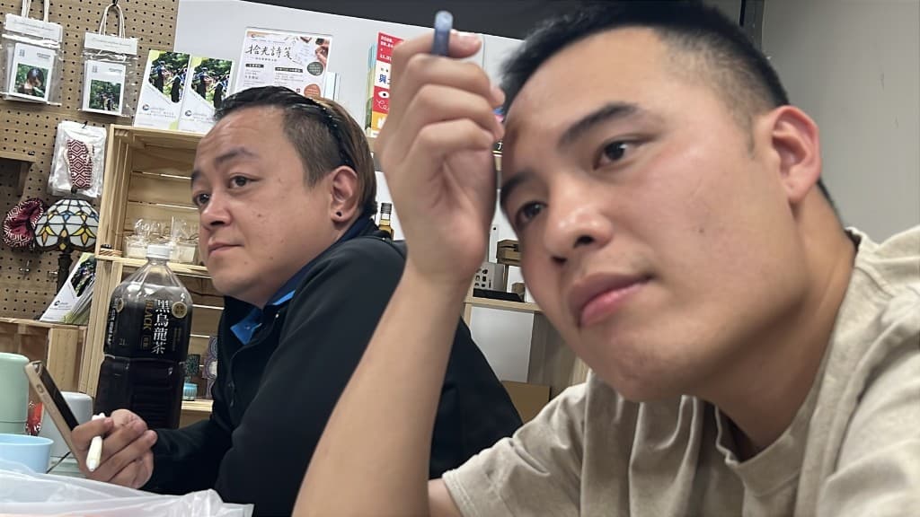 兩位音樂人在地方選物空間裡近距離交流創作想法