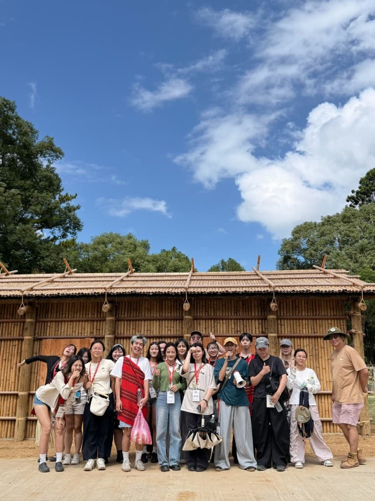 一行人站在竹造建築前,完成角板山的地方走讀