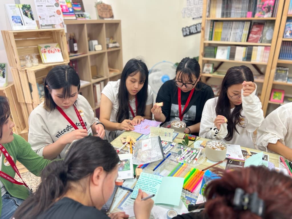學生圍坐在書店桌前,用色筆與材料進行創作與紀錄