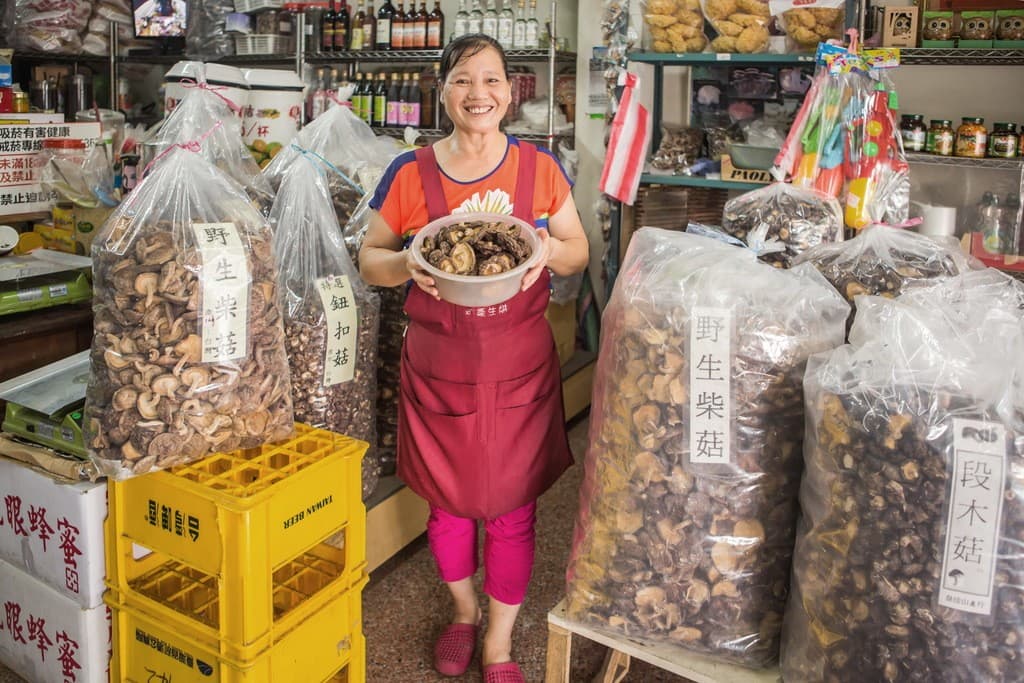 Mountain produce displayed inside 皇佳山產行.