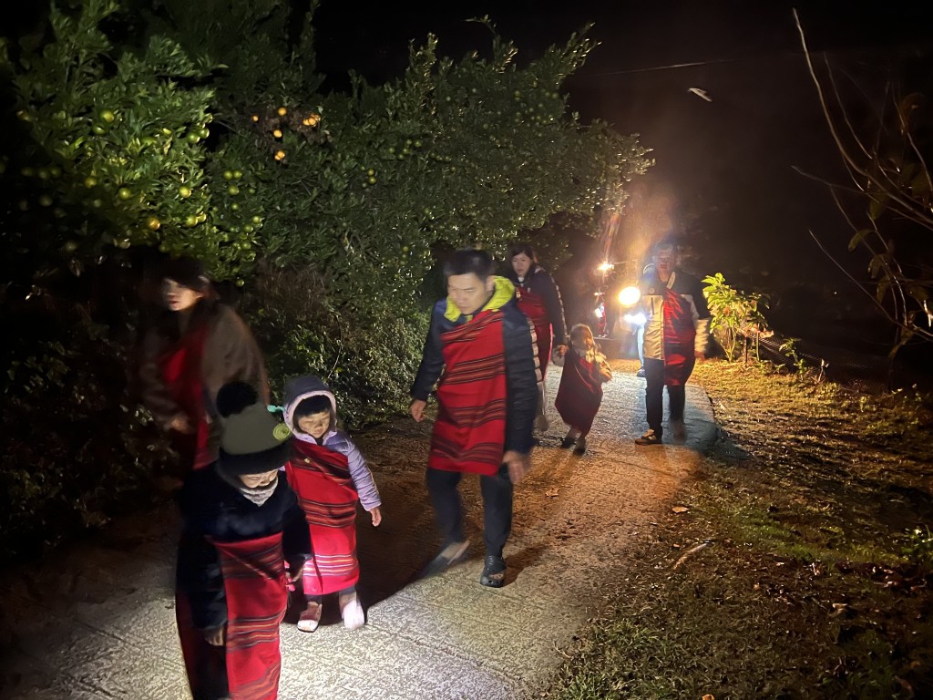 沿路走進雪霧鬧夜間聚落